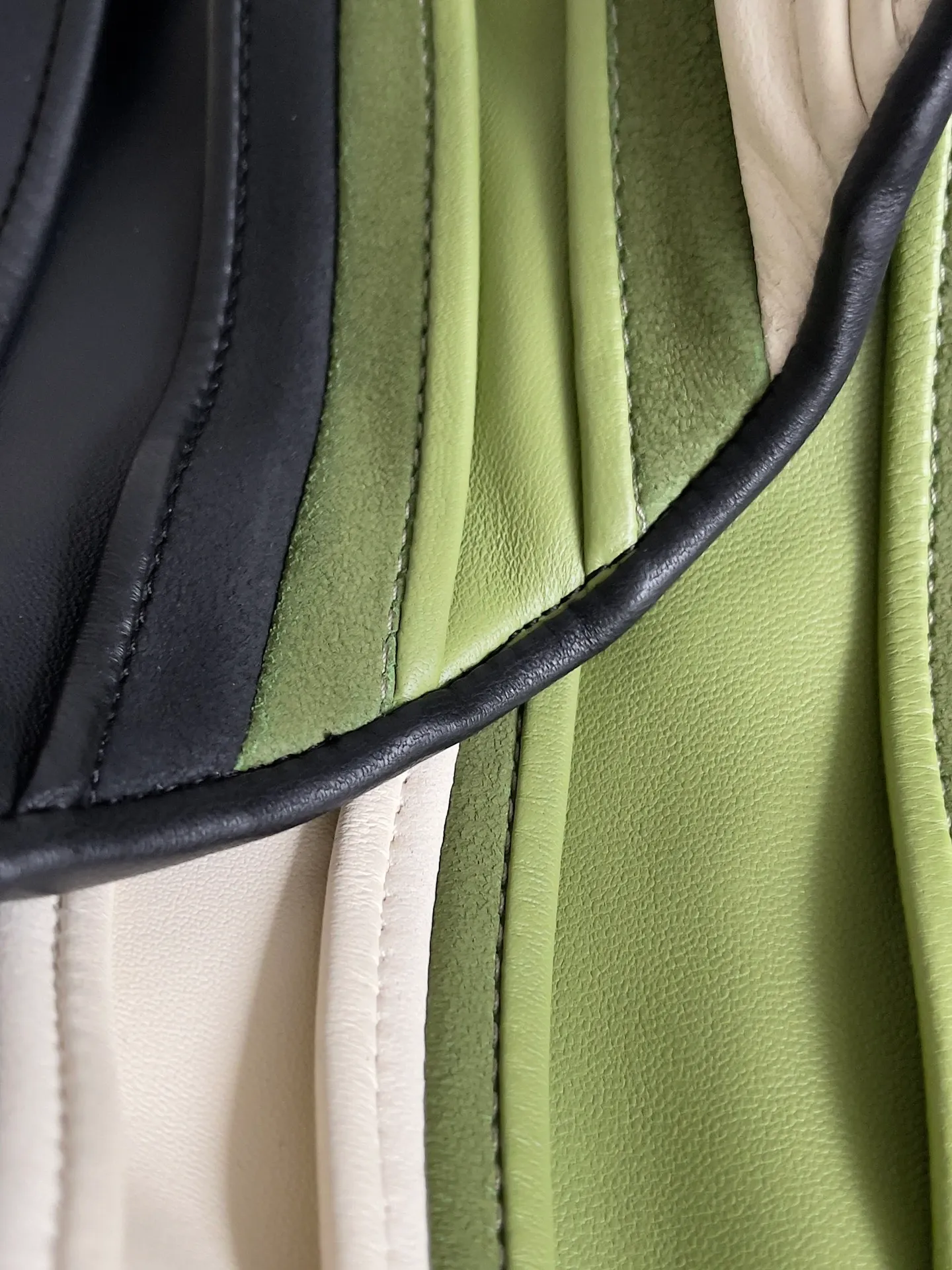 Batch 3520 BOTTEGA VENETA's new Large Hop. This large shoulder bag is made of matcha, white, and berry leather strips. It is reminiscent of the animal skin skirts of primitive tribes and is full of exotic style. The color matching of the 2024 show is very high-end, imitating the elements of the tropical rainforest, with multiple colors of woven leather strips, a large silhouette and a lightweight feel, and the leather is unexpectedly light and soft. Style number: 786193 Size: 54*24*13cm